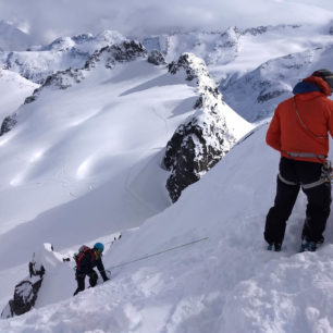 V programu Ski and Snowboard Guide Training získáte zkušenosti s lanem, lezením, slaňováním, záchranou a samozáchranou z ledovcové trhliny.