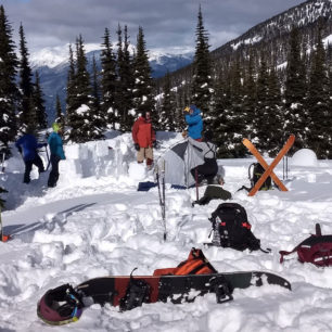 V programu Ski and Snowboard Guide Training na WAS osvojíte např. dovednosti na laně a absolvujete lavinové kurzy.