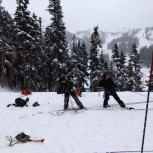 V programu Ski and Snowboard Guide Training na WAS osvojíte např. dovednosti na laně a absolvujete lavinové kurzy.