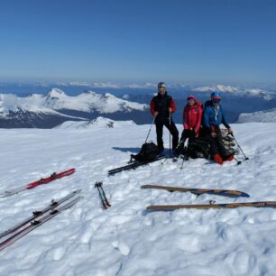 Vrcholové foto na Nonstindenu (1573 m) s výhledem na fjordy