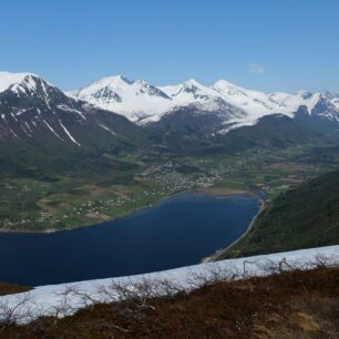 Výhled na hradbu hor nad Isfjorden s oblíbeným skialpinistickým vrcholem Kyrkjetaket (1439 m)