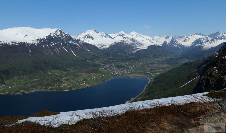 Výhled na hradbu hor nad Isfjorden s oblíbeným skialpinistickým vrcholem Kyrkjetaket (1439 m)