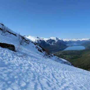 V dolní části výstupu na Kyrkjetaket (1439 m) s vyhlídkou na Isfjorden