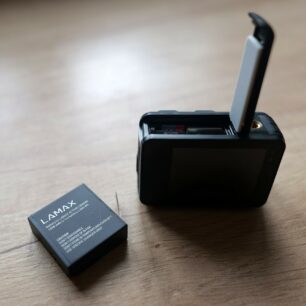 Baterie LAMAX s kapacitou 1350 mAh po vytažení z těla kamery