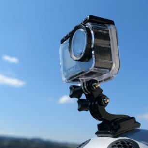 Kamera LAMAX W 10.1 ve voděodolném pouzdře umožňujícím její použití až do hloubky 40 metrů