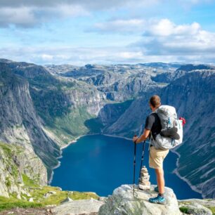 Merino, bambus, syntetika, coolmax…. Jaké je vlastně nejlepší sportovní prádlo na zimní sporty. Photo by Sébastien Goldberg on Unsplash