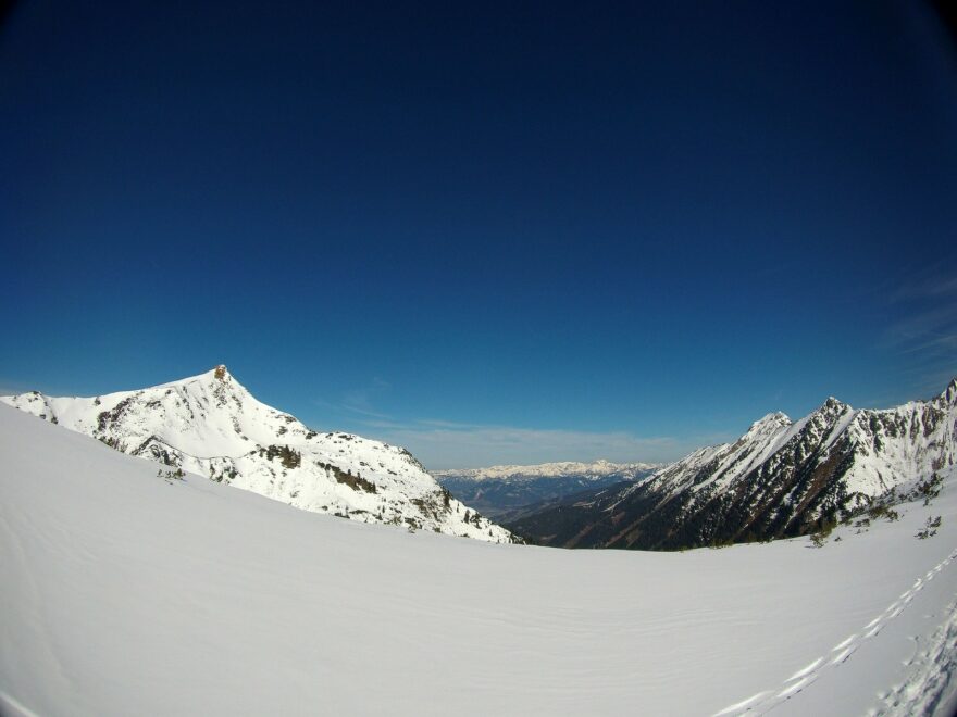 Snímek při skialpinismu v Rakousku, střed je výborný, po okrajích je patrná vinětace a tmavé rohy