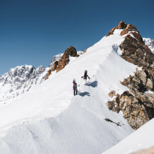 Line And Air ohromí diváky Snow Film Festu neuvěřitelnými výhledy z paluby ultralehkého letadla a svobodou, kterou si autor Geraldine Fasnacht užívá při jízdě na snowboardu.