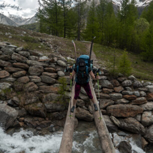 Přechod řeky nad sjezdovkou u Saas Fee
