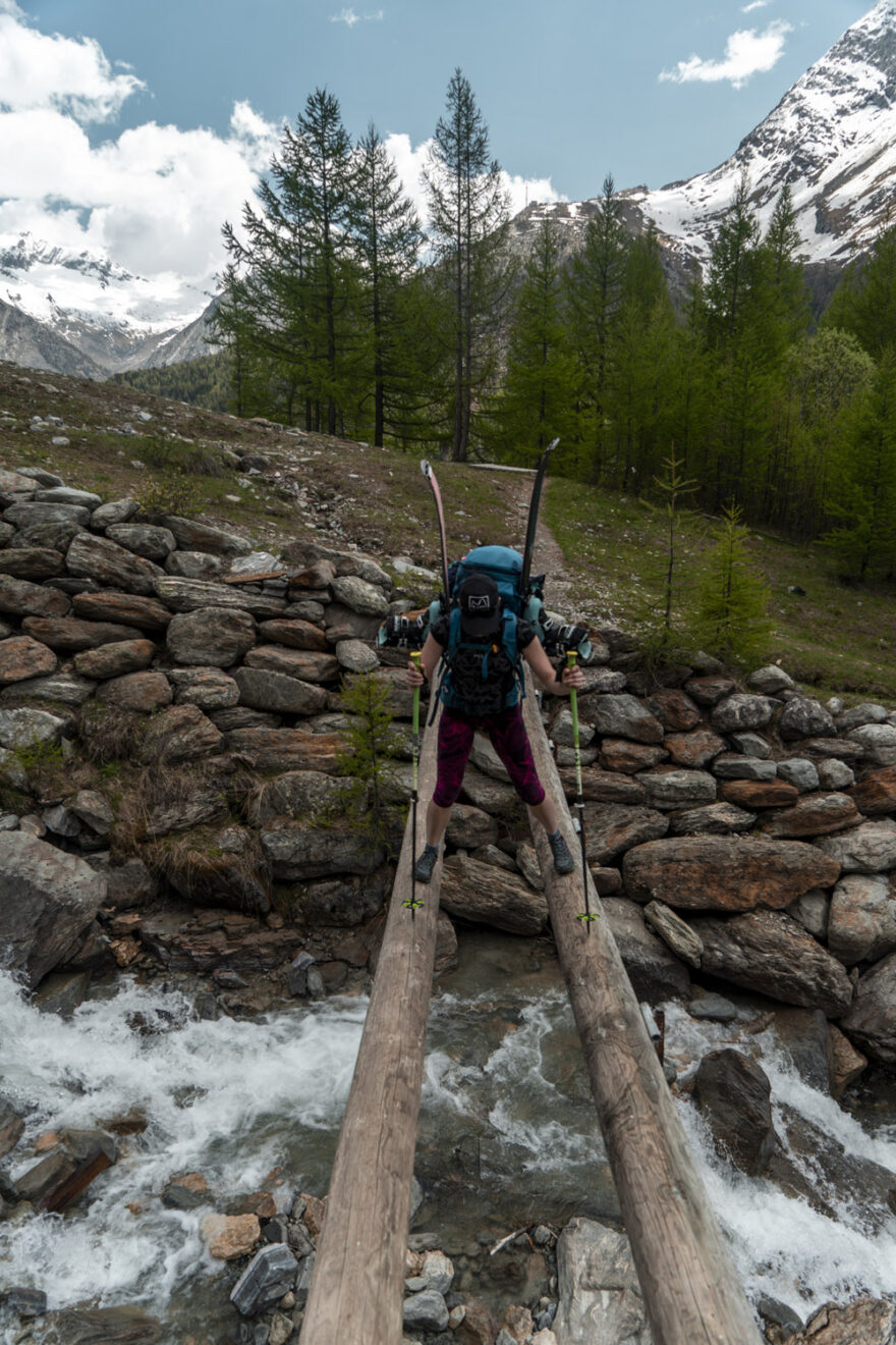 Přechod řeky nad sjezdovkou u Saas Fee