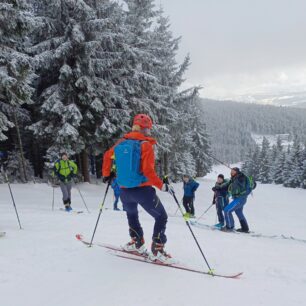 Nácvik otáčení na svahu při Setkání skialpinistů 2023