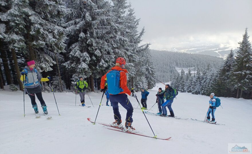 Nácvik otáčení na svahu při Setkání skialpinistů 2023