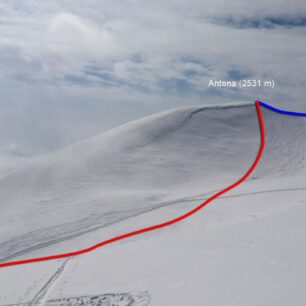 Modře značená výstupová trasa na Antenu a červeně nejstrmější varianta sjezd - tento svah byl rozježděn při catski