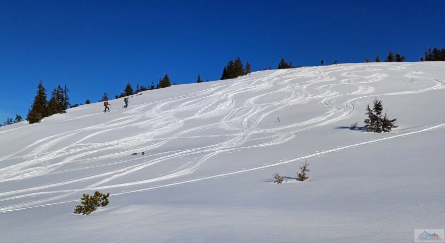 Dvojice stoupající na vrchol Schmalzmauer (1759 m)