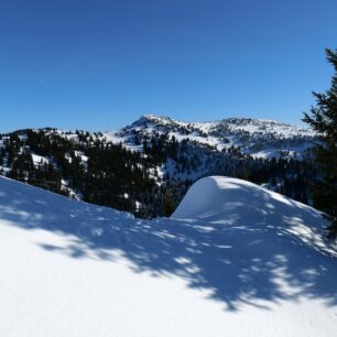 Výhled z vrcholu Schreitelkogel (1654 m) směrem na Schmalzmauer (1759 m)