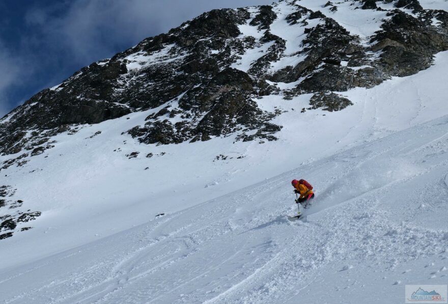 Sjezd po ledovci, i v květnu se někdy může prášit