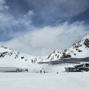 Lyžařské středisko Pitztal se spoustou fotovoltaických panelů