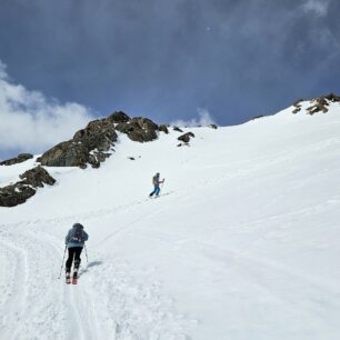 Krásná výstupová stopa a pouze jedna sjezdová stopa