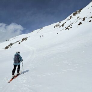 Vrcholový kříž na Mittagskogelu je už na dohled