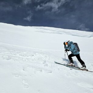 Pod hřebenem míjíme také různě velké převěje