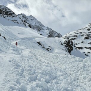 Přechod přes laviniště pod chatou Braunschweiger Hütte