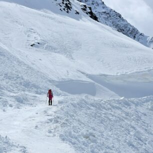 Tady se rolba při úpravě sjezdovky do svahu docela zakousla