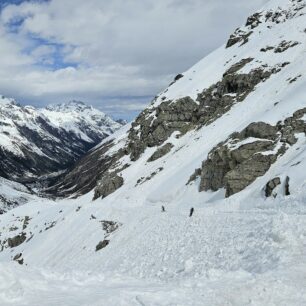 Místní při sjezdu přes lavinové svahy nedodržují minimální rozestupy