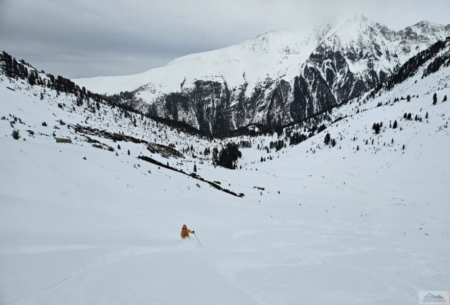 Na svahu k potoku Wörgetalbach je ještě neporušený sníh