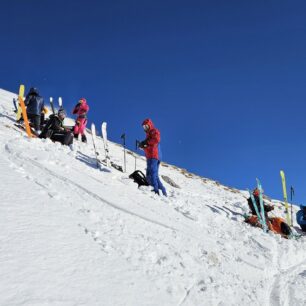 Ski depot je v celkem ukloněném svahu