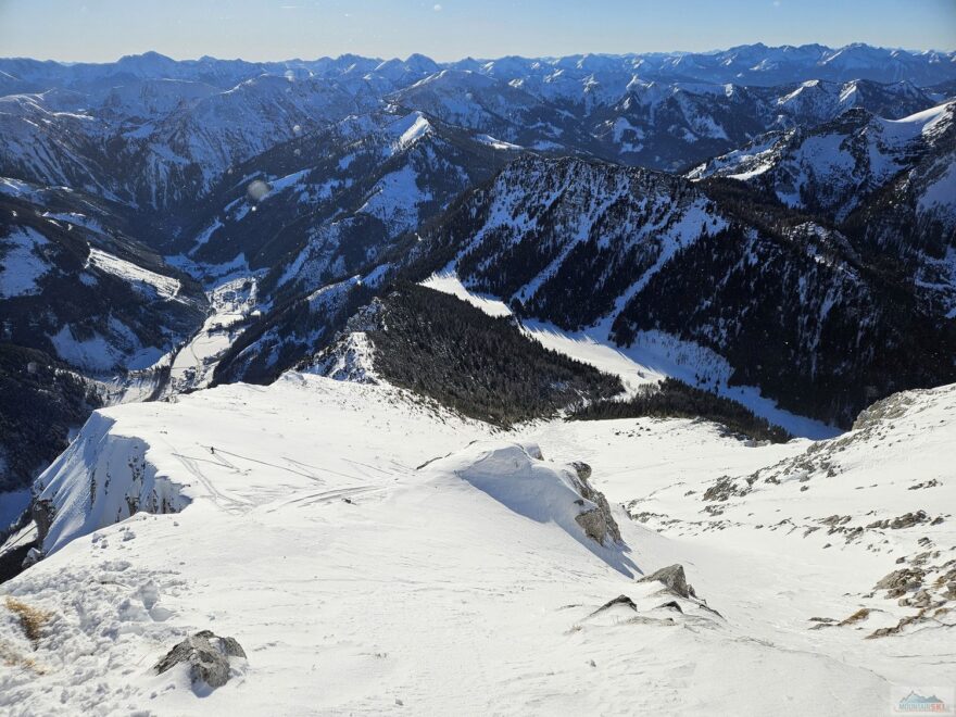 Pohled z Lugauer Planu na výstupový a sjezdový svah, v těchto místech bylo málo sněhu, a proto byl ski depot níže