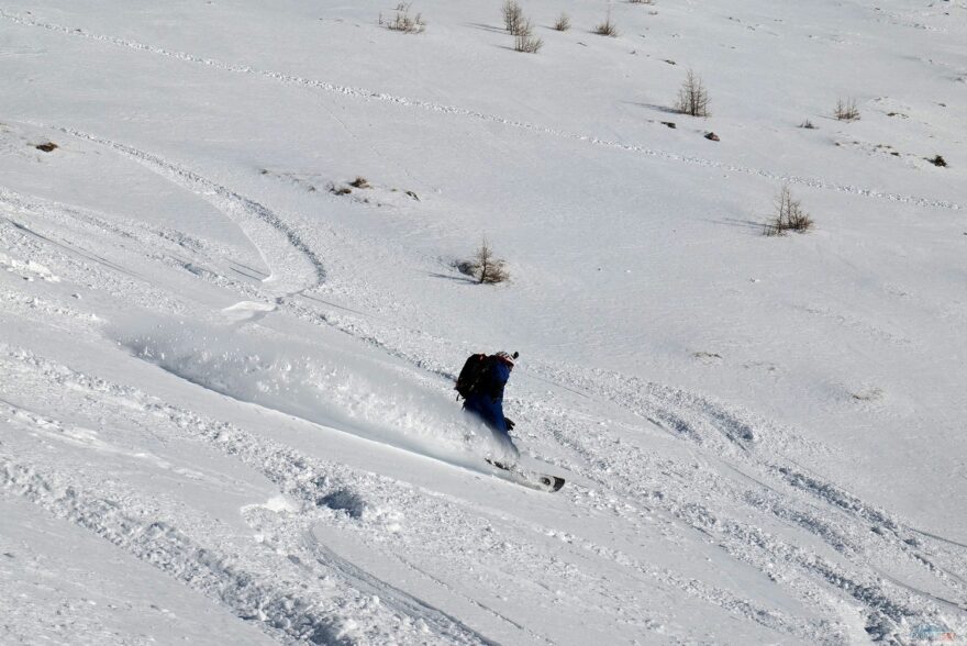 Na splitboardu v dolní části sjezdu z Lugaueru