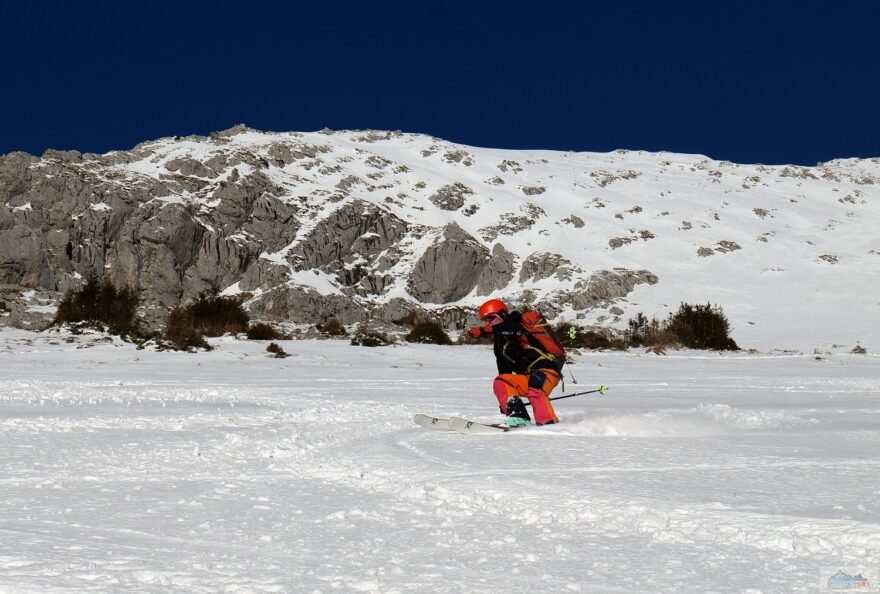 Při sjezdu z Lugaueru jsou skály nejenom po stranách, ale i nad lyžaři