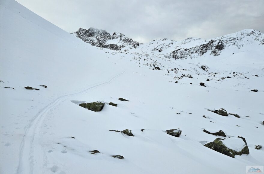 Údolím směrem k nejvyššímu vrcholu Wörgegratspitze (2721 m)
