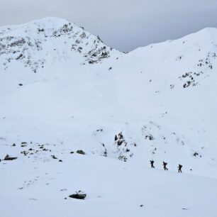 Na traverzovém okruhu byla jen tato tříčlenná skialpinistická skupina, na pozadí Wetterkreuzkogel (2591 m)