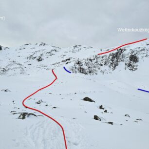 Výstupová trasa na Wetterkreuzkogel (2591 m) je značena červeně, sjezd modře