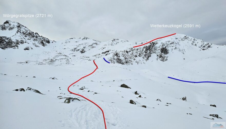 Výstupová trasa na Wetterkreuzkogel (2591 m) je značena červeně, sjezd modře