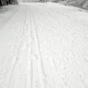 Demence pěších na hřebenu, buď v běžkařské stopě šlapou nebo se tam snaží jezdit na bobech
