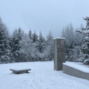 Vrchol Javorový (1032 m) za menšího množství sněhu