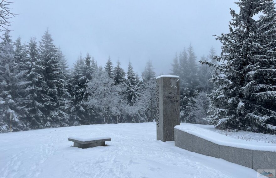 Vrchol Javorový (1032 m) za menšího množství sněhu