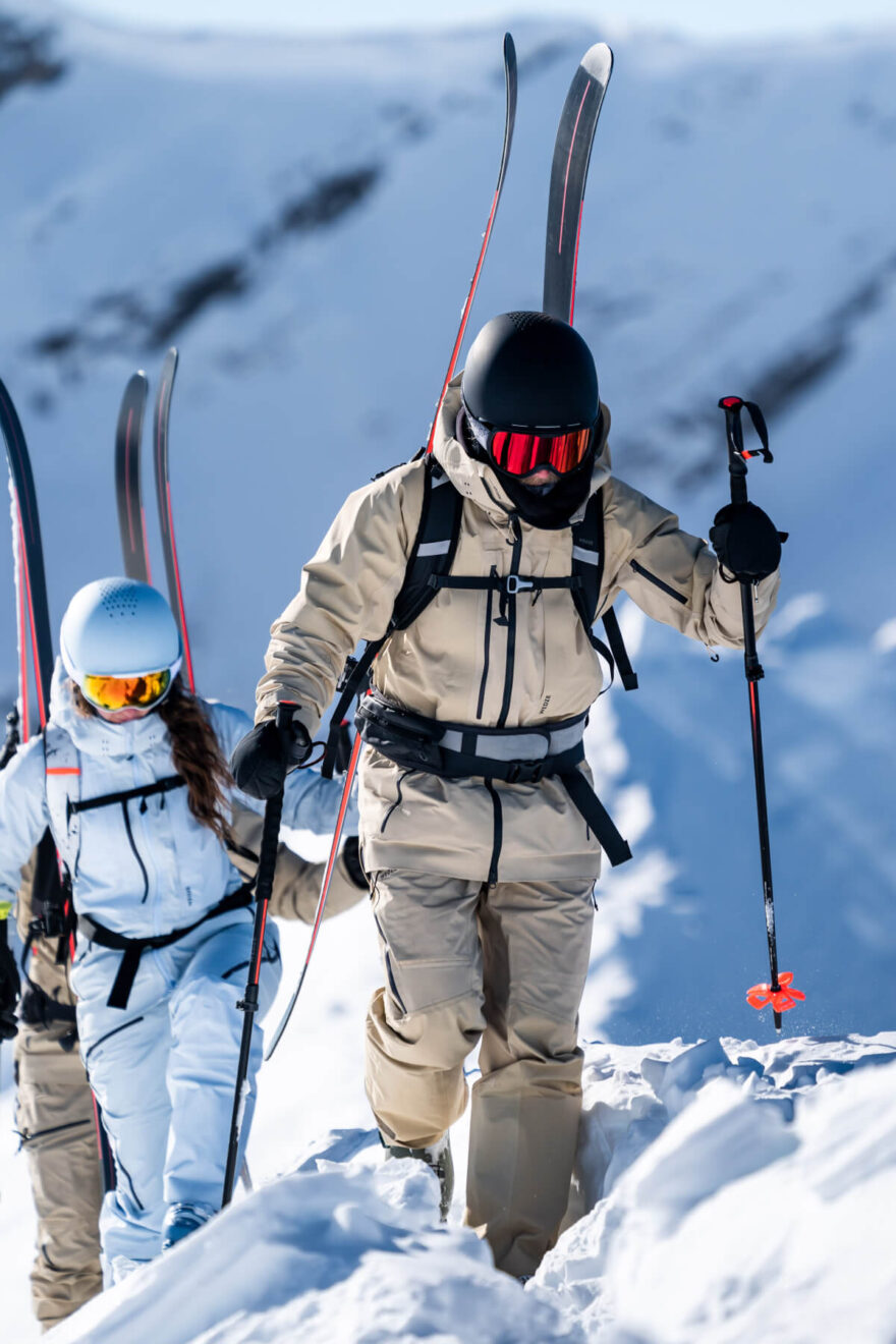 Ochranu proti nárazu např. při pádu ve sjezdu, ale také před padajícím kamením a ledem poskytuje skialpinistická helma.