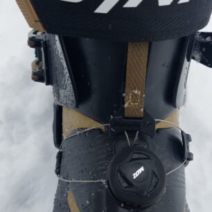 Detail na systém Twist Lock a propojení s táhlem -DYNAFIT RIDGE PRO