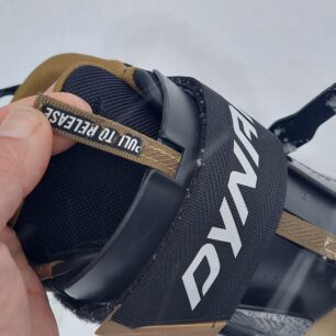 Systém Twist lock lze pomocí táhla extra uvolnit - DYNAFIT RIDGE PRO