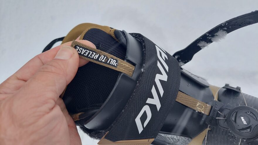 Systém Twist lock lze pomocí táhla extra uvolnit - DYNAFIT RIDGE PRO