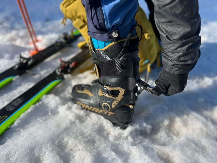 Zatažení a fixace boty DYNAFIT RIDGE PRO systémem HOJI
