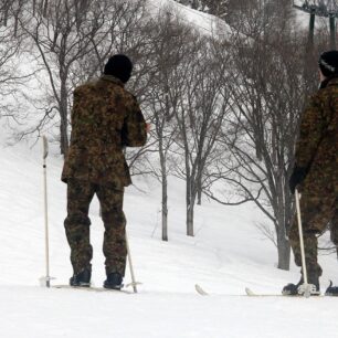Japonští vojáci trénující na lyžích