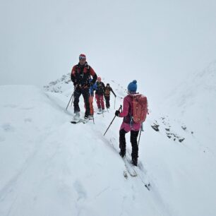 Výhled z vrcholu Ortberg (2401 m) na výstupový hřeben