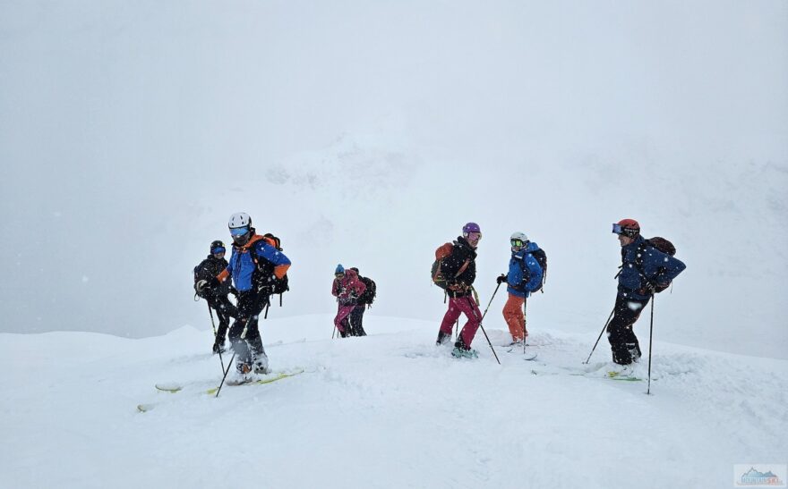 Zastávka při sjezdu s výhledem na přehradu Unterer Bockhartsee (1872 m)