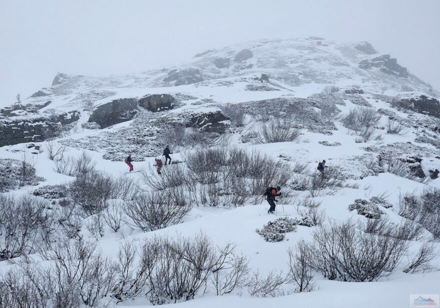 Těsně nad přehradou Unterer Bockhartsee (1872 m) to bylo trochu kličkování mezi keři