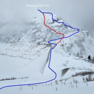 Výstup na Ortberg (2401 m) přes hráz přehrady je značen modře, jedna z mnohých sjezdových možností červeně