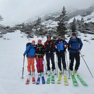 Kanárková sestava lyží Black Crows po sjezdu z Ortbergu (2401 m)